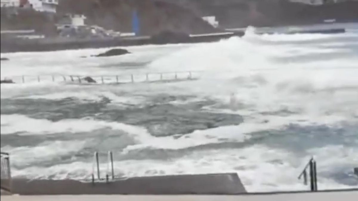 Las malas condiciones del mar obligan al Ayuntamiento de La Laguna (Tenerife) a cerrar las piscinas naturales de Bajamar y Punta del Hidalgo.