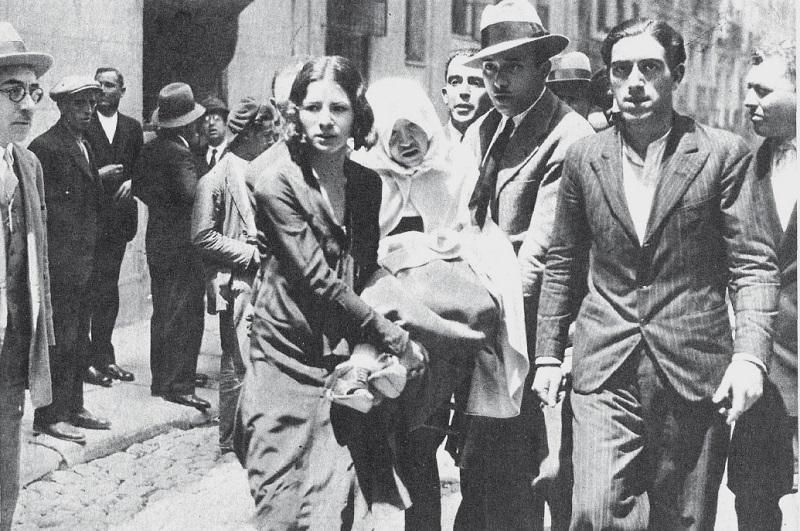 Desalojo de religiosas durante el incendio de la Casa Profesa de los Jesuitas en la Gran Vía | Nuevo Mundo del 15 de mayo de 1931 | Memoria de Madrid