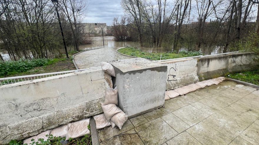 La UME construye un dique en el río Tajo en Toledo para evitar la inundación en el Hospital Nacional de Parapléjicos