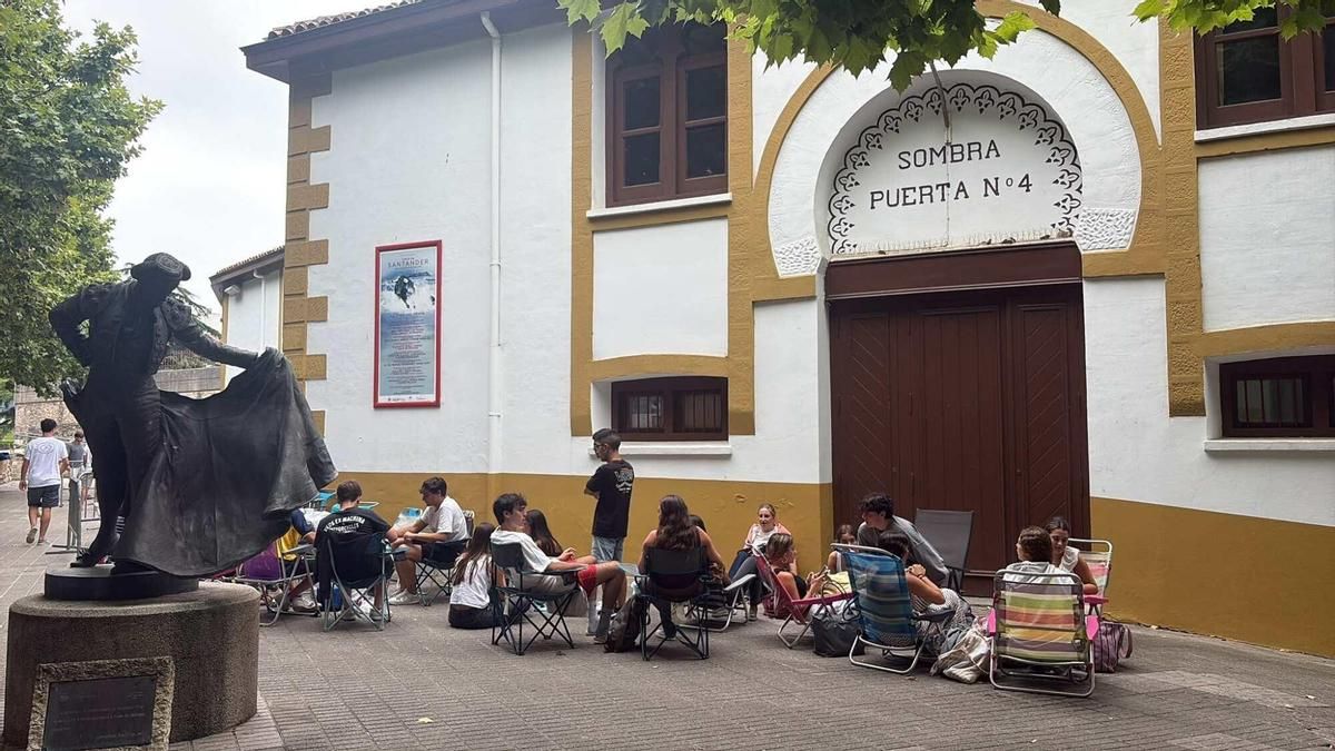 Decenas de jóvenes acampan para comprar el abono de la Feria Taurina de Santander pese a la anulación judicial del contrato