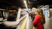 Cifuentes asegura que "no ha habido ningún incidente" en el primer día laborable de cierre de 23 estaciones de la L1