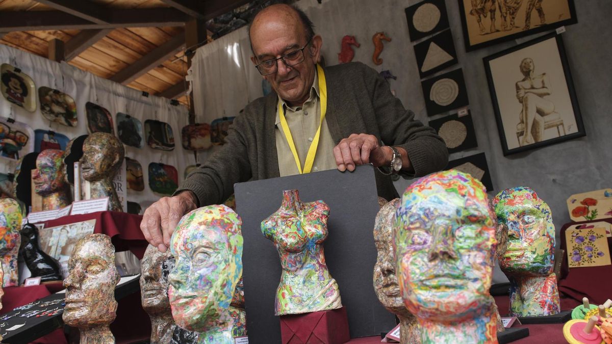 En la imagen un artesano este jueves en un puesto de la feria de artesanía.