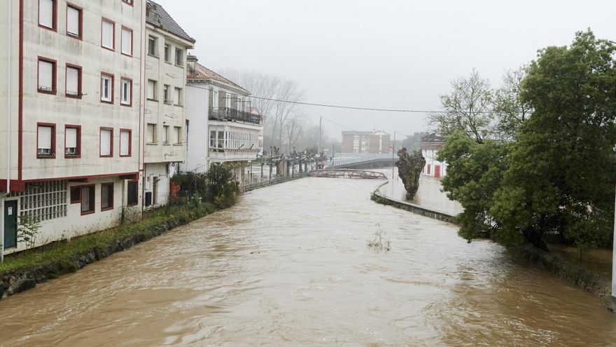 Vía inundada debido a las fuertes lluvias registradas en Ampuero