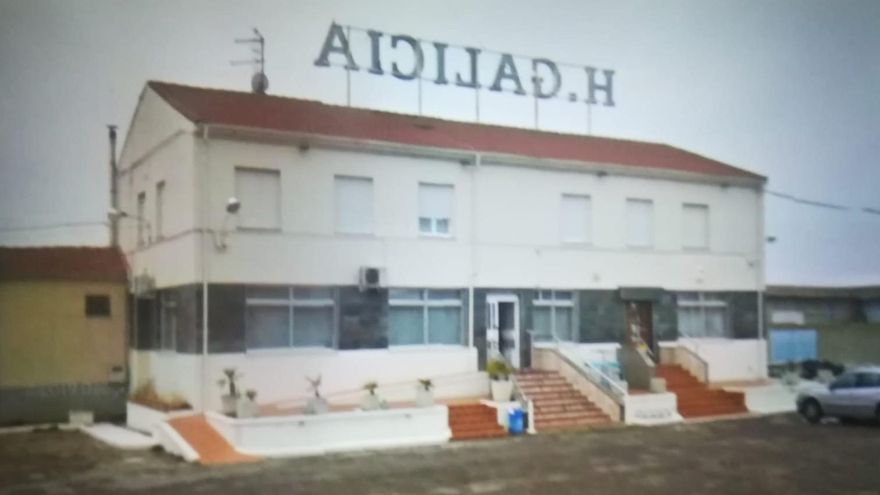 Hostal Galicia, en una imagen reciente, con el cartel girado en dirección a la A-6.