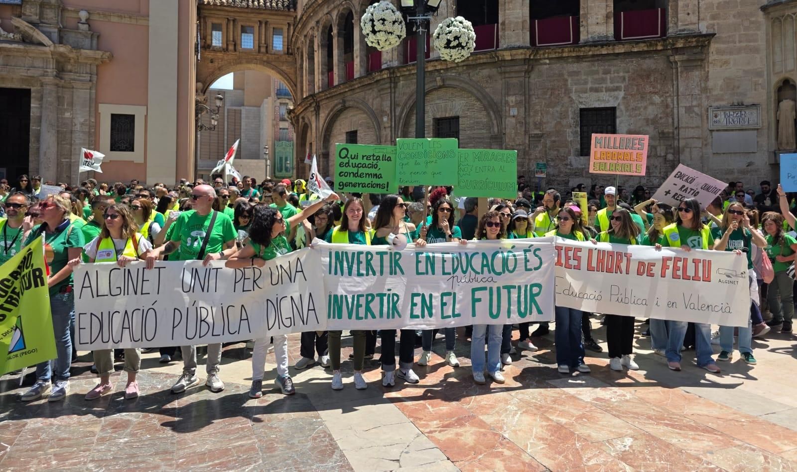 Miles de docentes se manifiestan en València en el primer día de huelga indefinida