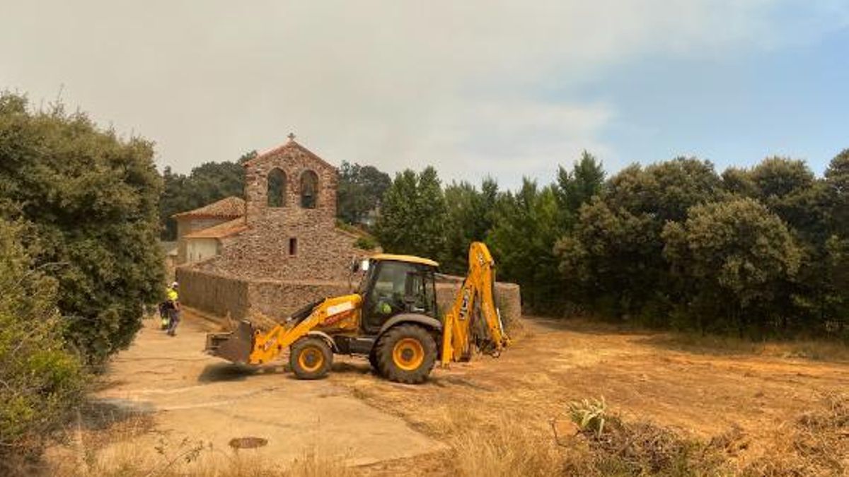 Maquinaria de la Diputación de Guadalajara abriendo cortafuegos en Semillas, durante el incendio de La Mierla, en julio de 2026