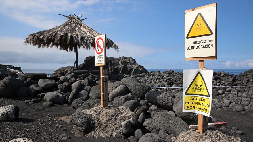 Señales advierten del peligro de los gases tóxicos en la playa de La Bombilla