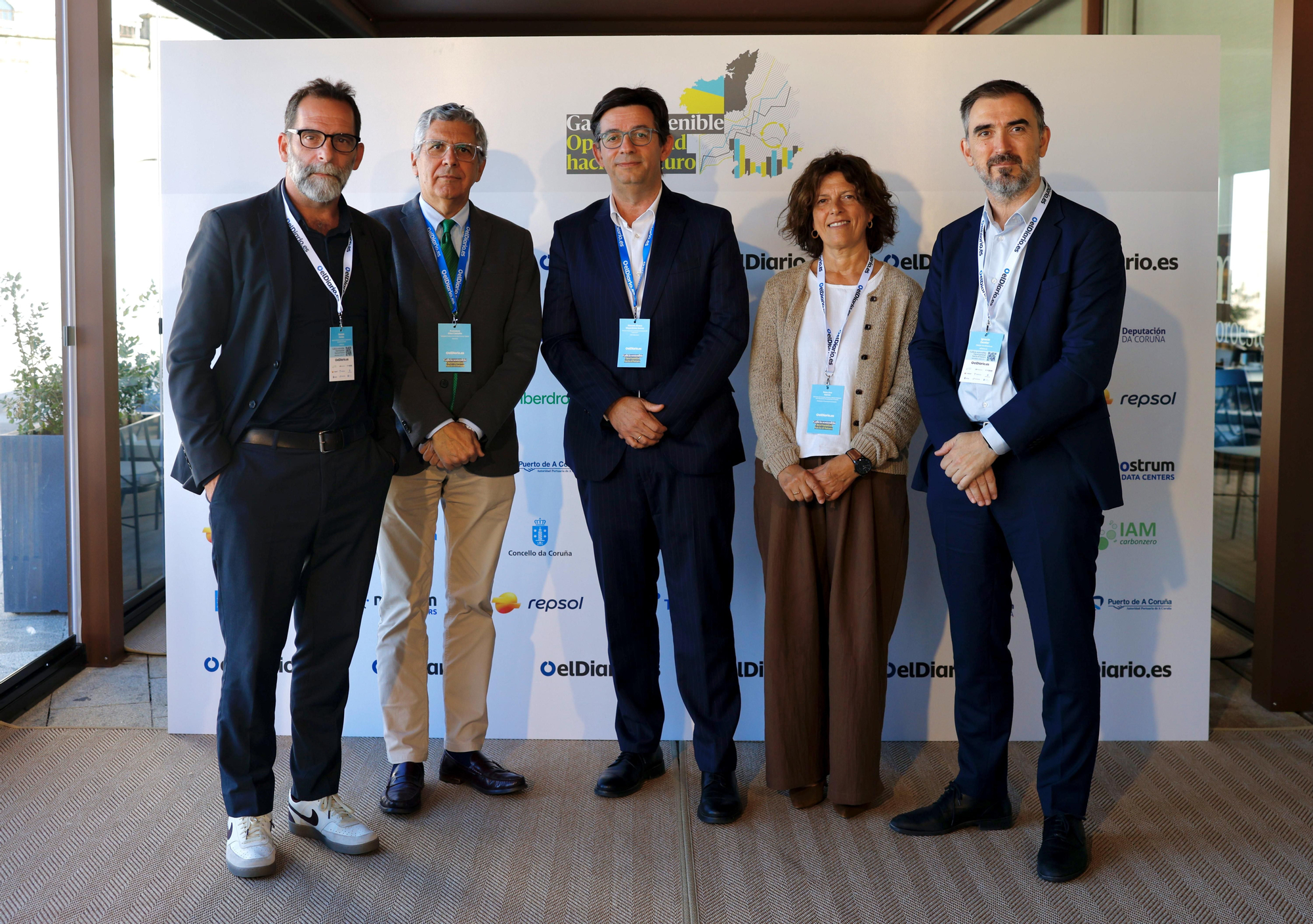 Gonzalo Cortizo, adjunto al director de elDiario.es y director de la edición de Galicia; Francisco Silva, delegado de Iberdrola en Galicia; Máximo Álvaro Mayordomo Ramos, director Corporativo y de Operaciones de IAM Carbonzero; Rosa Ana García, diputada de Industria, Empleo y Medio Ambiente de la Diputación Provincial de A Coruña; Ignacio Escolar, director de elDiario.es