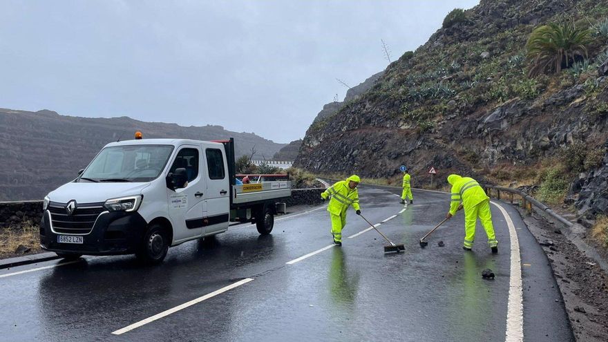 Las primeras horas de la tormenta en Canarias dejan desprendimientos, problemas de alcantarillado y cortes de luz