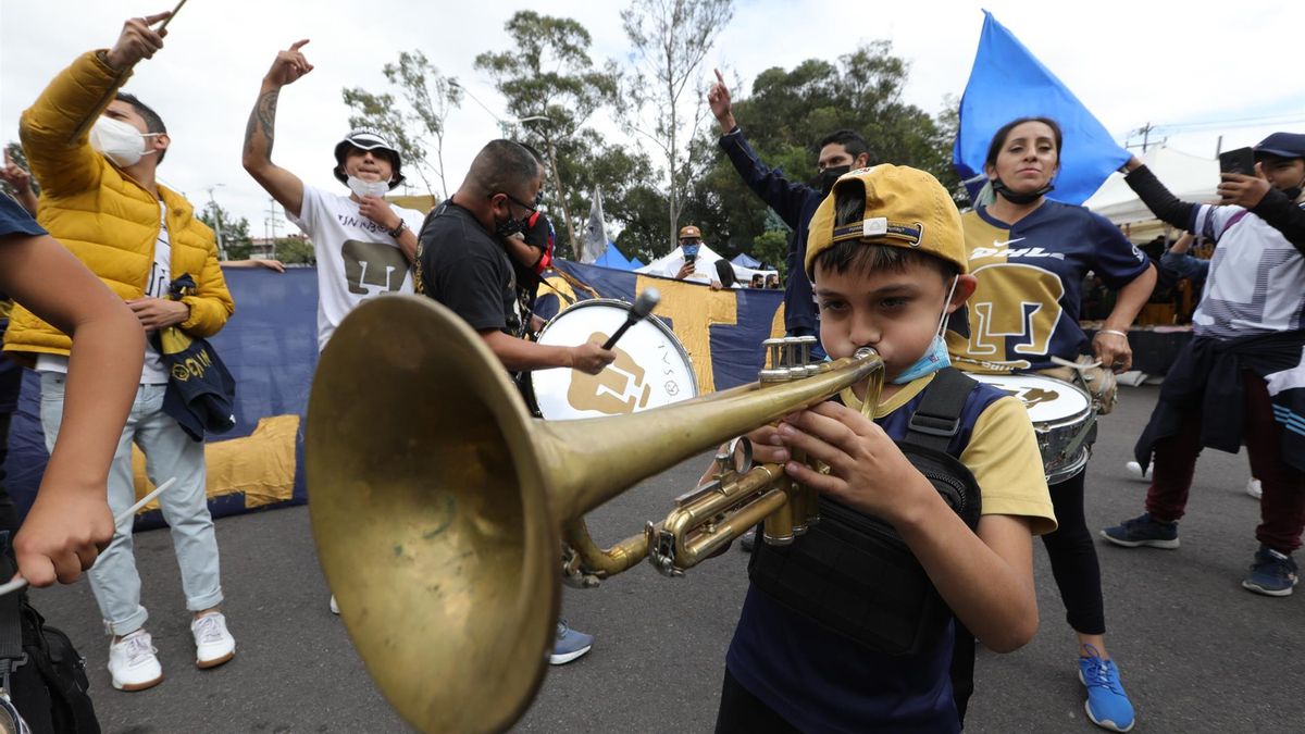 Aficionados de Pumas animan hoy, previo al juego ante Juárez en el estadio Olímpico Universitario, en la Ciudad de México (México). Después de aun año y medio el estadio Olímpico Universitario reabre sus puertas a la afición después de las restricciones por la pandemia de la COVID-19.