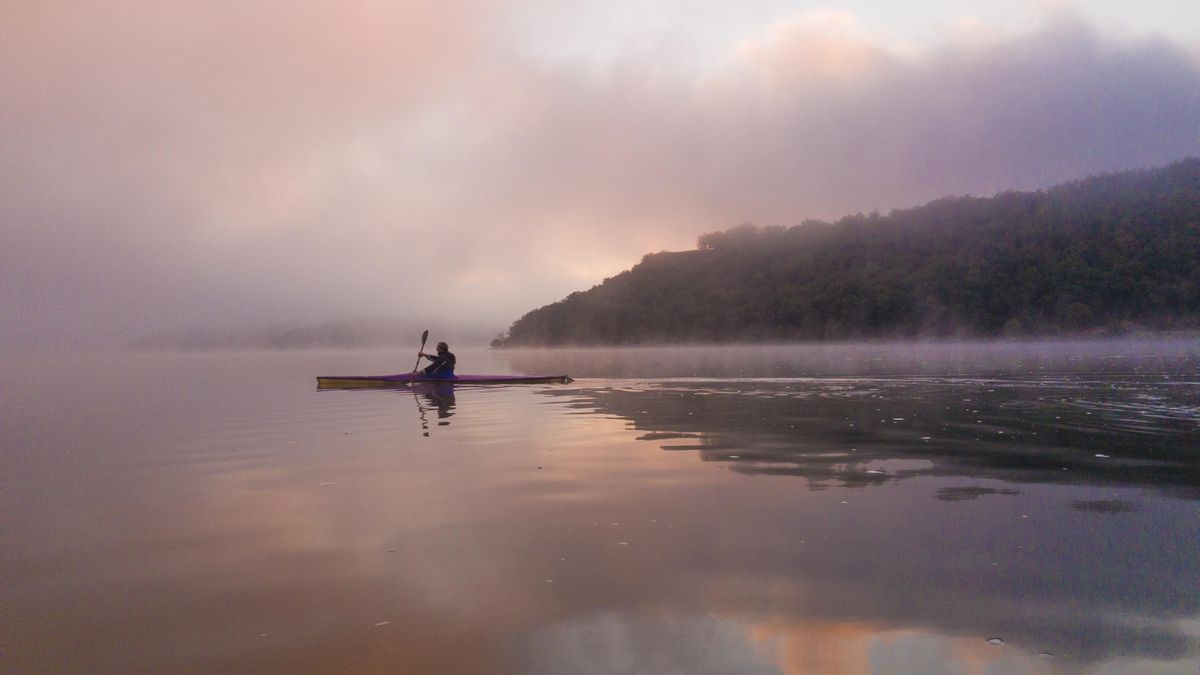 Navegando el embalse en kayak
