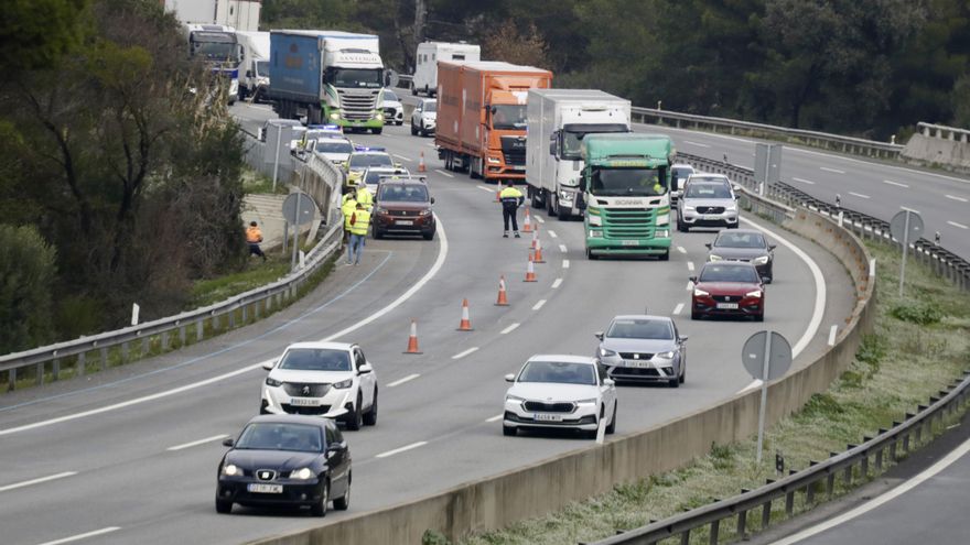El tráfico en la AP-7 queda cortado a la altura de Martorell (Barcelona) por "riesgo de derrumbe" tras el accidente de Gelida