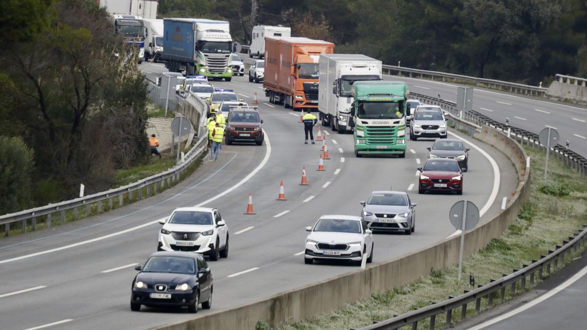 Cortado el tráfico en la AP-7 a la altura de Martorell (Barcelona) por "riesgo de derrumbe" tras el accidente de Gelida