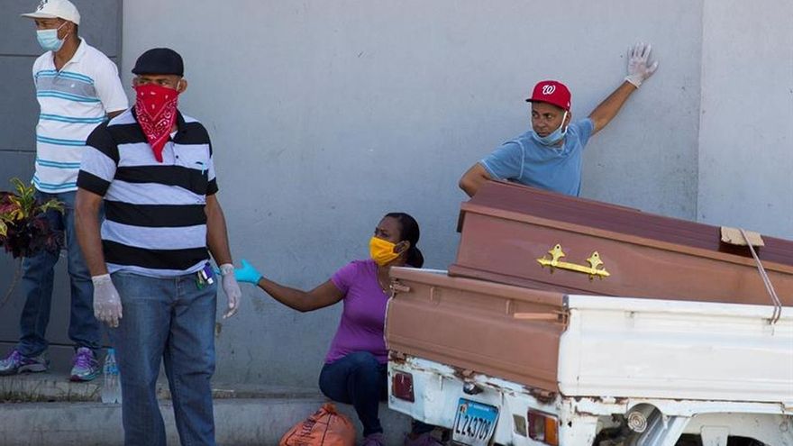 Varias personas esperan en la entrada del hospital Moscoso Puello, este viernes en Santo Domingo.
