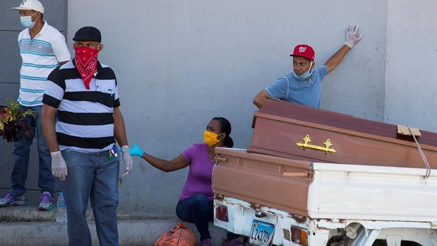 Varias personas esperan en la entrada del hospital Moscoso Puello, este viernes en Santo Domingo.