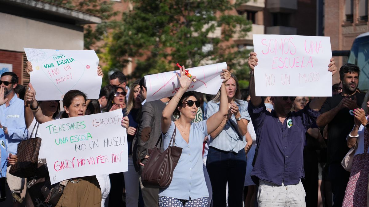 Decenas de familias se han manifestado este lunes contra el proyecto que pretende convertir una parte de la escuela de Les Teresianes en un museo dedicado a Gaudí