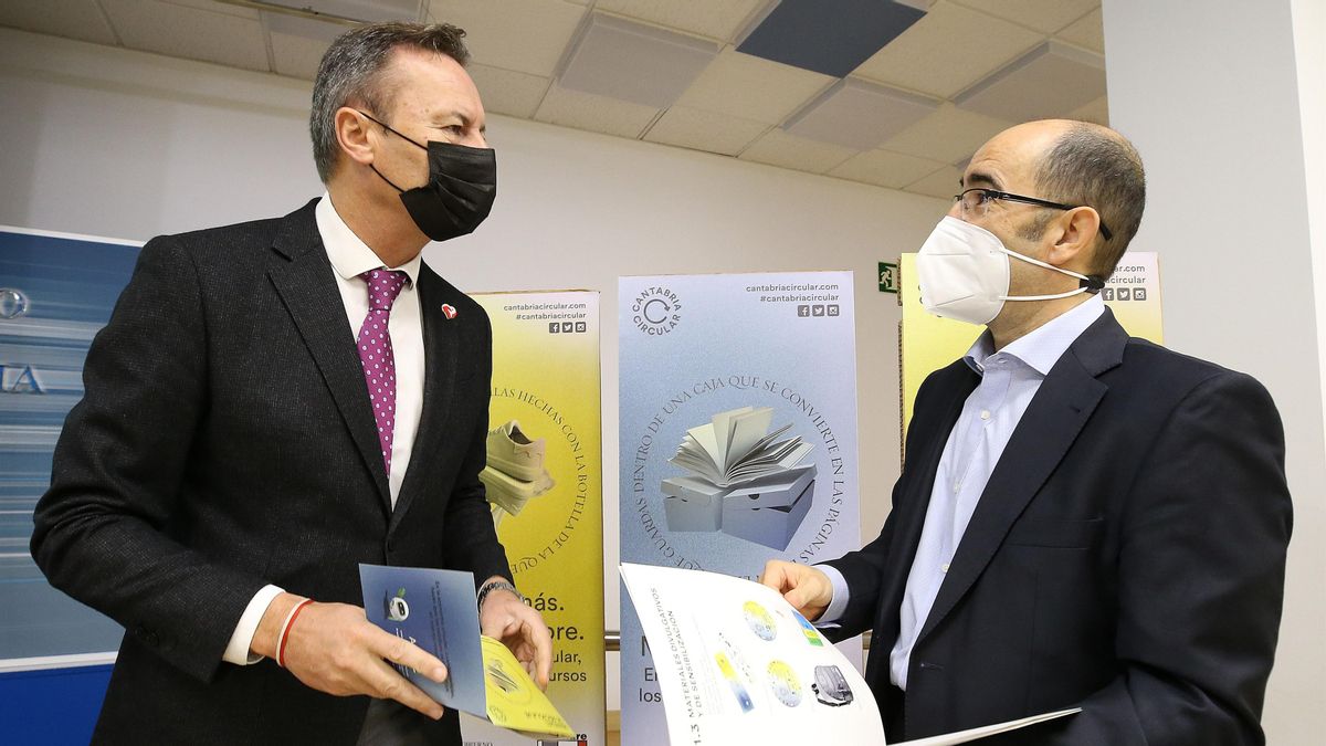 El consejero de Desarrollo Rural, Ganadería, Pesca, Alimentación y Medio Ambiente, Guillermo Blanco, acompañado del gerente de Ecoembes en Cantabria, Fernando Blázquez, presenta, en rueda de prensa, la nueva campaña de reciclaje de la empresa.