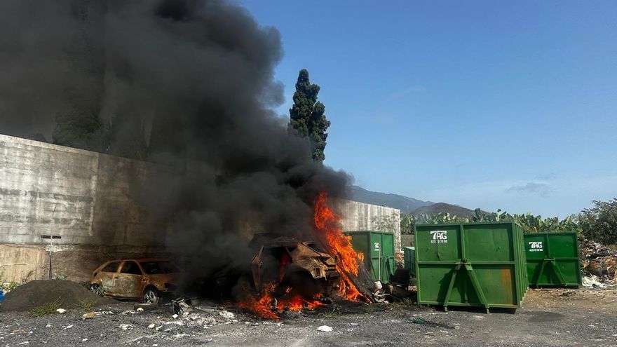 Incendio de dos vehículos y otros materiales en un depósito provisional del Ayuntamiento de Tazacorte