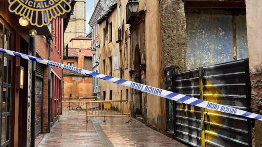 El Ayuntamiento corta la calle Dámaso Merino por una nueva amenaza de derrumbe de la casona