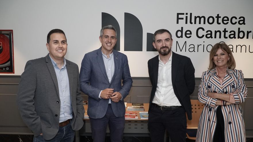 De izquierda a derecha: el director de elDiario.es Cantabria, Laro García, el vicepresidente de Cantabria, Pablo Zuloaga, el director de elDiario.es, Ignacio Escolar, y la periodista Esther Palomera