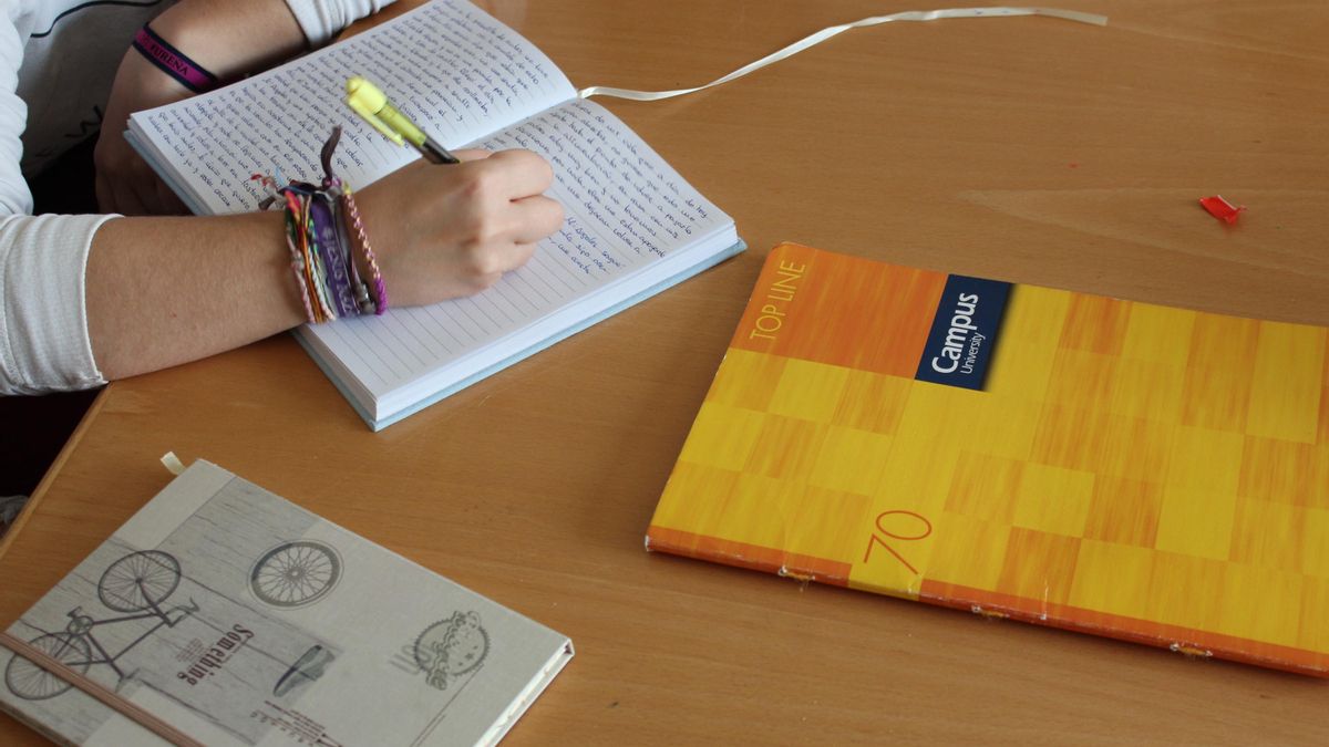 Una paciente de la UTCA escribe en su cuaderno