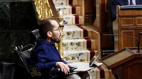 Pedro Sánchez atiende una intervención del portavoz de Unidas Podemos en el Congreso, Pablo Echenique.
