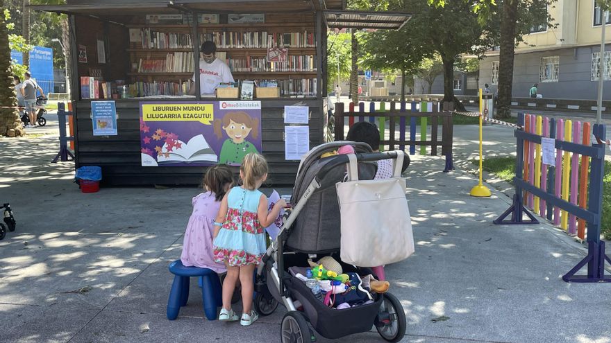 Dos niñas juegan frente a la caseta instalada en San Ignacio