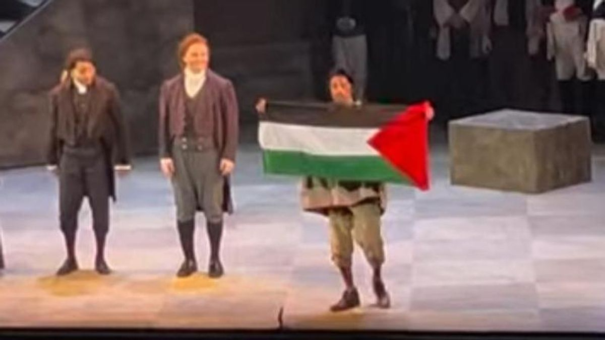Un barítono que desplegó la bandera palestina en la Ópera de Calgary pierde su papel en 'Tosca'
