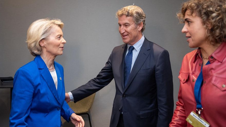 El líder del PP, Alberto Núñez Feijóo, saluda a la presidenta de la Comisión Europea, Ursula von der Leyen, en Bruselas durante la reunión del PPE. Le acompaña la secretaria general del PPE, Dolors Montserrat.