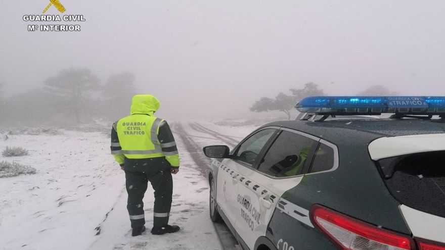 Vehículo de la Guardia Civil en una carretera de la provincia de Alicante