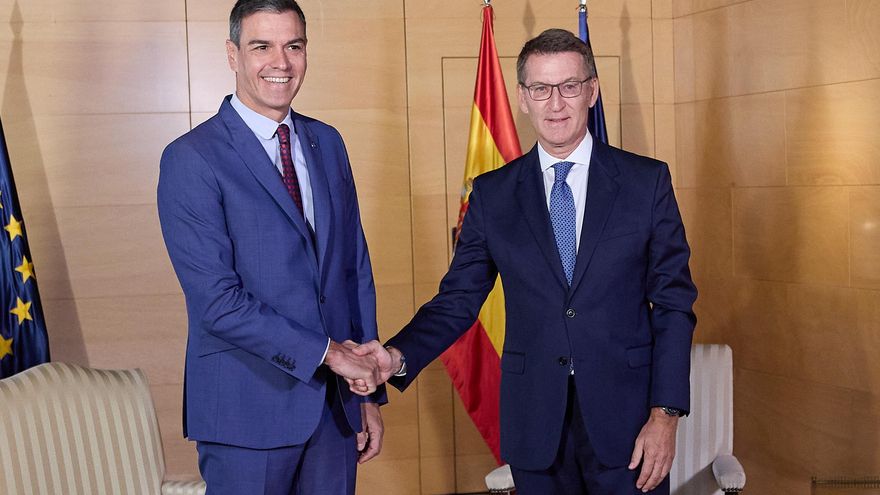 Archivo - El presidente del Gobierno, Pedro Sánchez (i) y el presidente del PP, Alberto Núñez Feijóo (d), se saludan a su llegada a una reunión en el Congreso de los Diputados, a 30 de agosto de 2023