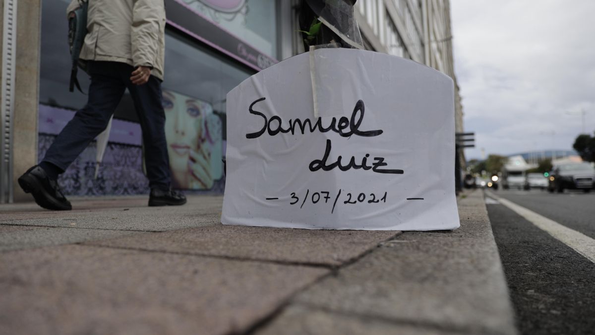 Un cartel con el nombre de Samuel Luiz situado en el lugar donde el joven fue asesinado