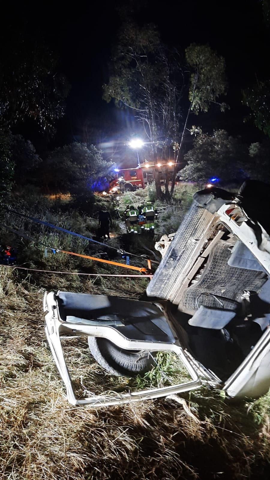 Así quedó el vehículo tras la caída y vuelco