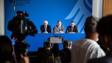El ministro alemán del Interior, el presidente de la Policía Federal de lo Criminal (BKA) y el jefe de la Oficina Federal para la Protección de la Constitución (BfV), en una rueda de prensa en Berlín.