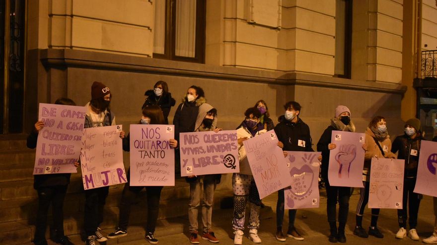 Manifestantes en la Plaza España de Zaragoza durante el 25N