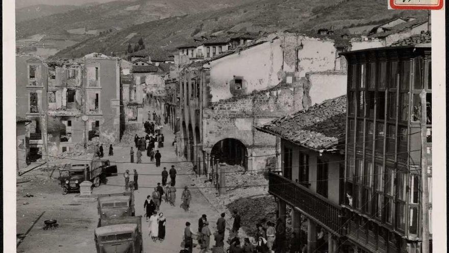 "Vista de edificios y plaza destruidos por el incendio rojo"