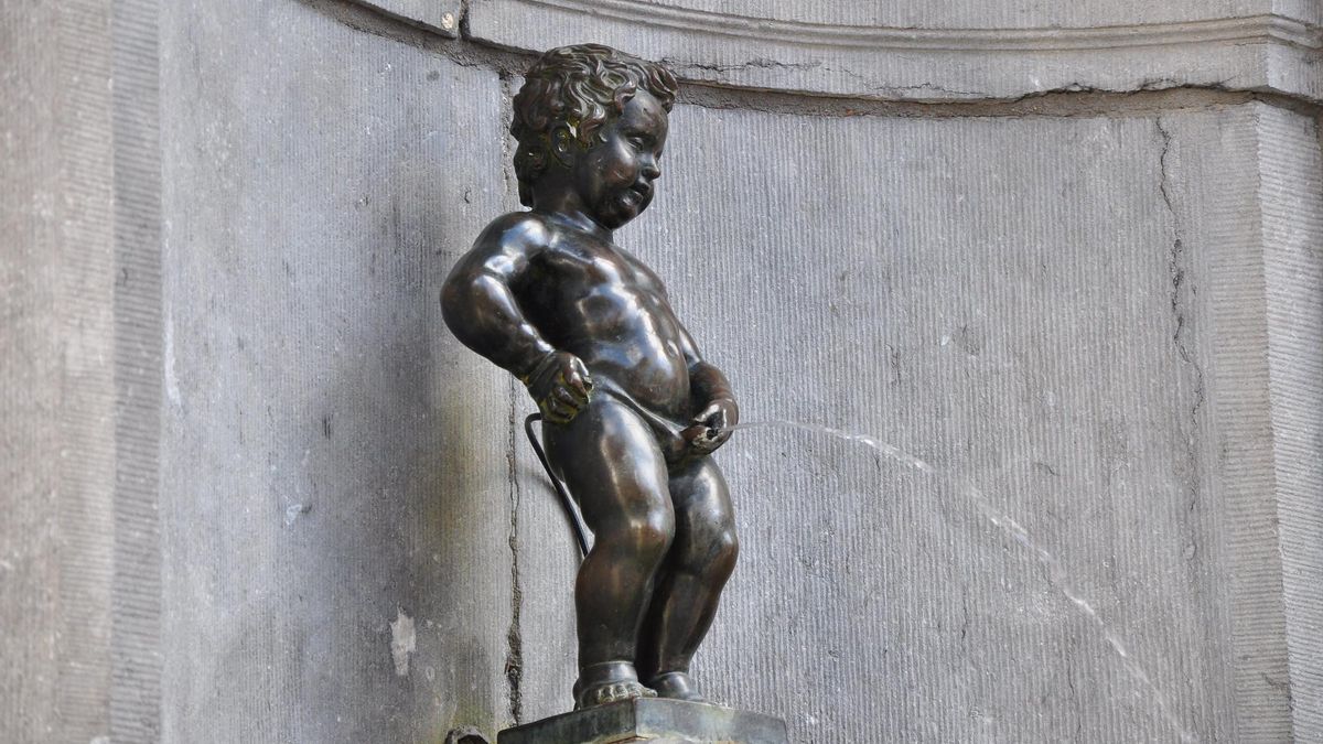 La estatua de Bruselas que tiene más armario que muchas personas: más de mil trajes