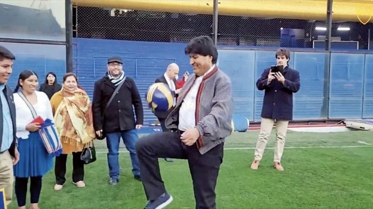 Evo Morales hace jueguitos con la pelota en la Bombonera. Detrás, como fotógrafo, Franco Bindi.