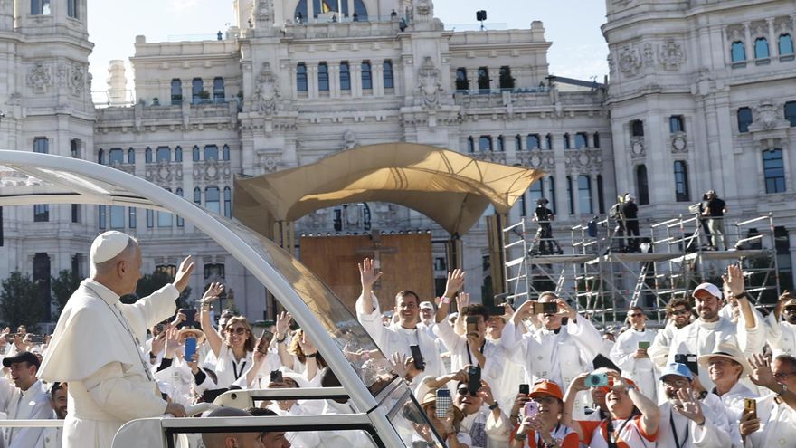 El papa León XIV saluda desde el papa móvil a su llegada a la plaza Cibeles para oficiar la misa del Corpus Christi, este domingo, en Madrid. EFE/ Sergio Pérez