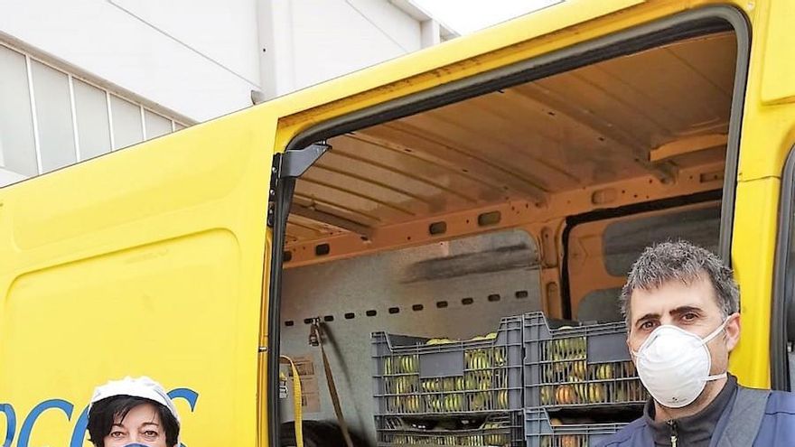 Frutas Valle del Rincón y Correos entregan 900 kilos de peras y manzanas al Banco de Alimentos