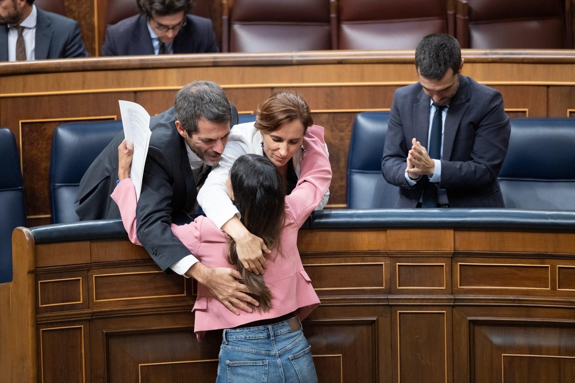 La diputada Tesh Sidi se abraza con el ministro de Cultura, Ernest Urtasun y la ministra de Sanidad, Mónica García, durante la sesión