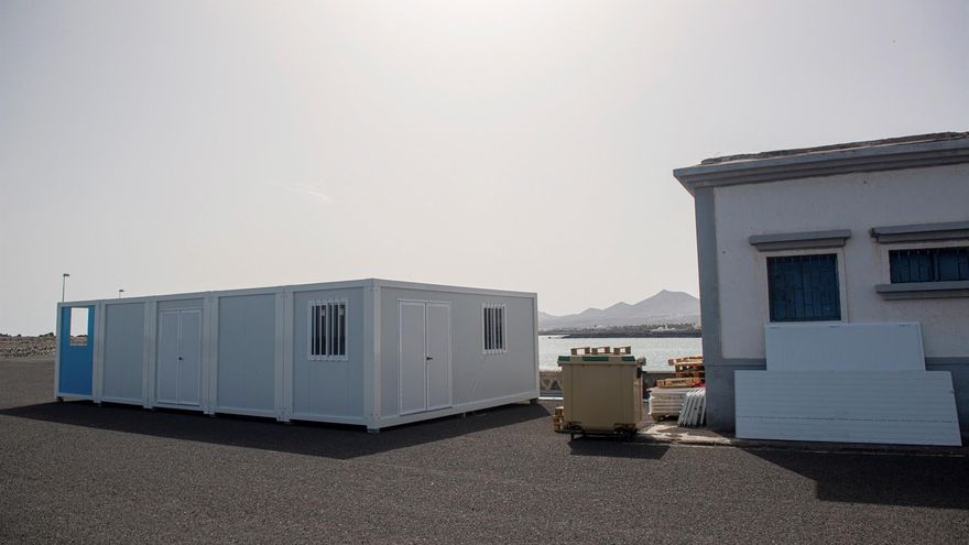 Nuevos módulos de Cruz Roja en el Muelle de la Cebolla de Arrecife que se están instalando para la atención a inmigrantes.