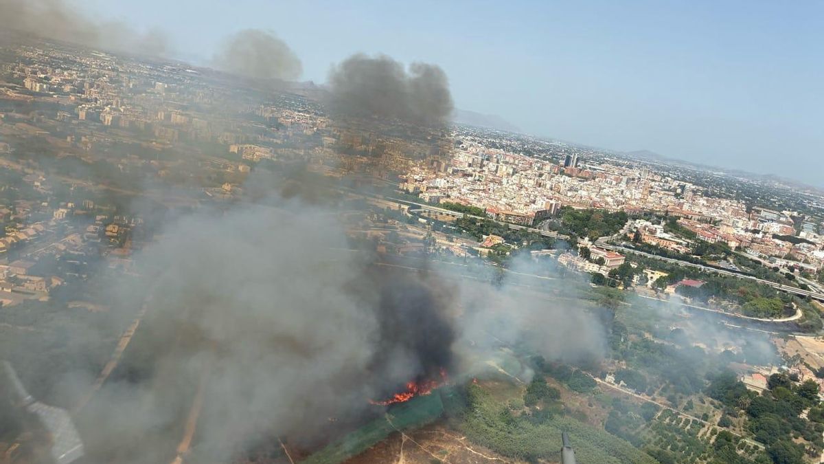 Un incendio de matorrales en Murcia forma una gran columna de humo y obliga a evacuar a decenas de vecinos