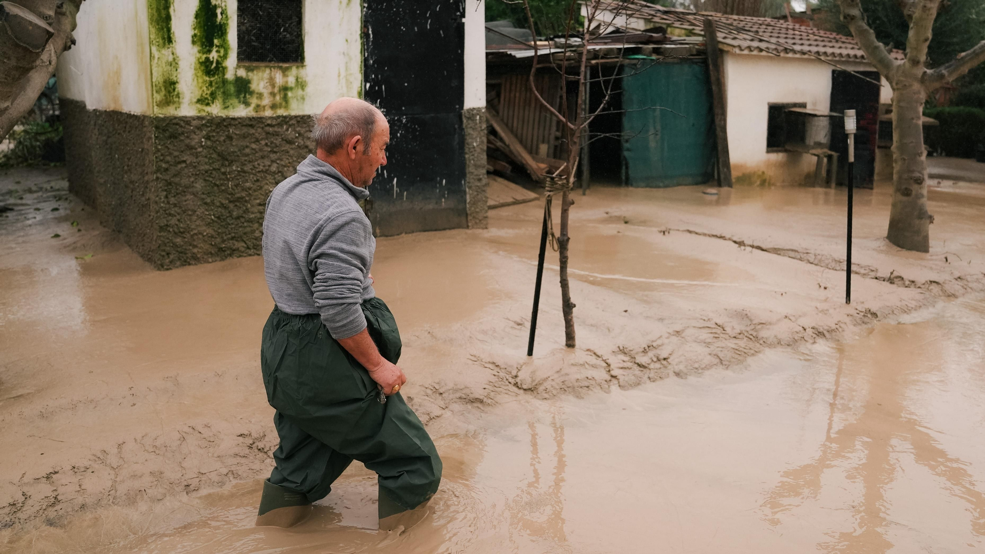 El lodo y el barro, dentro de las parcelas de las calles Perdiz y La Tórtola