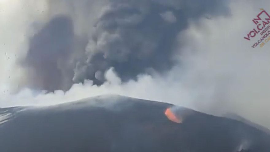 La actividad de la boca central del volcán de La Palma se vuelve "más violenta" en las últimas horas