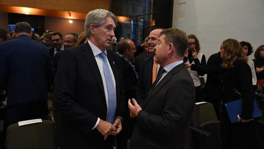 El presidente regional Emiliano García-Page junto al rector de la Universidad de Alcalá, Vicente Saz