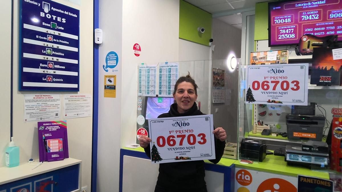 El despacho de lotería 'El azar del argentino' de Astorga vendió dos décimos del Gordo de El Niño.