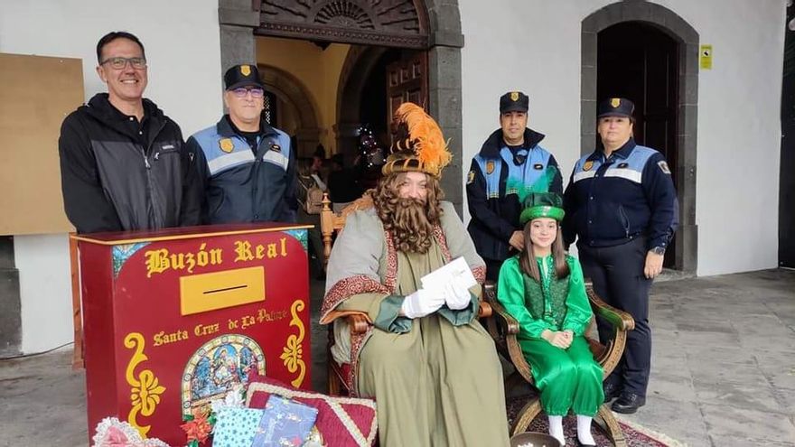 Los agentes de la Policía Local con los enviados de los Reyes Magos.
