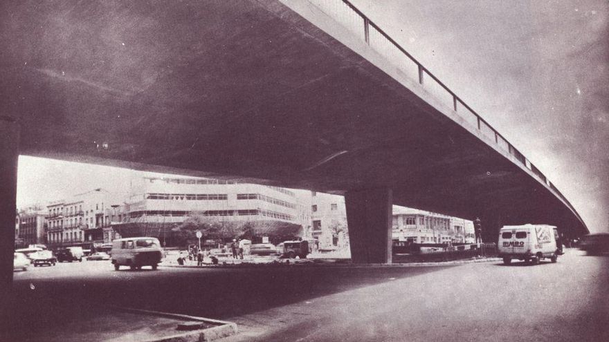 Nadie añora el scalextric de Cuatro Caminos: símbolo de la ciudad del automóvil y hogar de Emiliano "el de los perros"