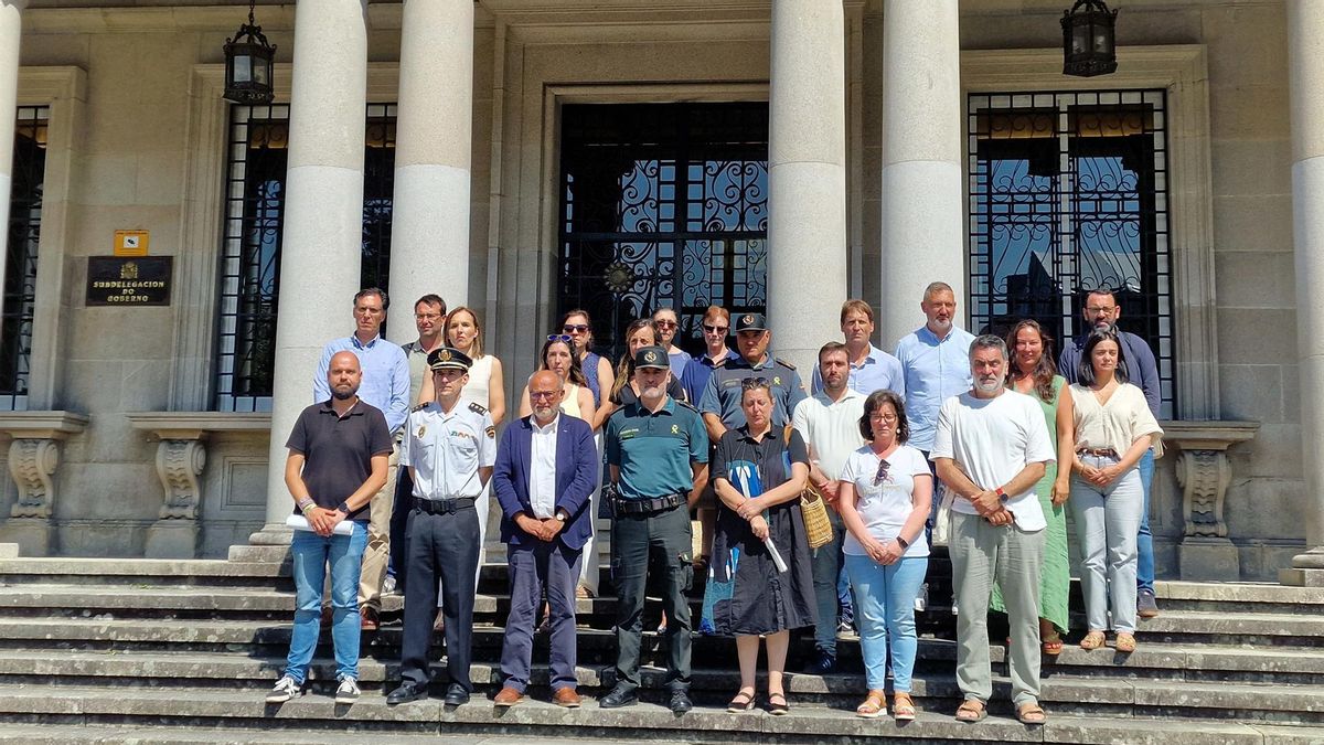 El subdelegado del Gobierno en Pontevedra, Abel Losada (tercero por la izquierda en la primera fila), durante el minuto de silencio por la mujer a la que su pareja presuntamente asesinó en A Coruña.